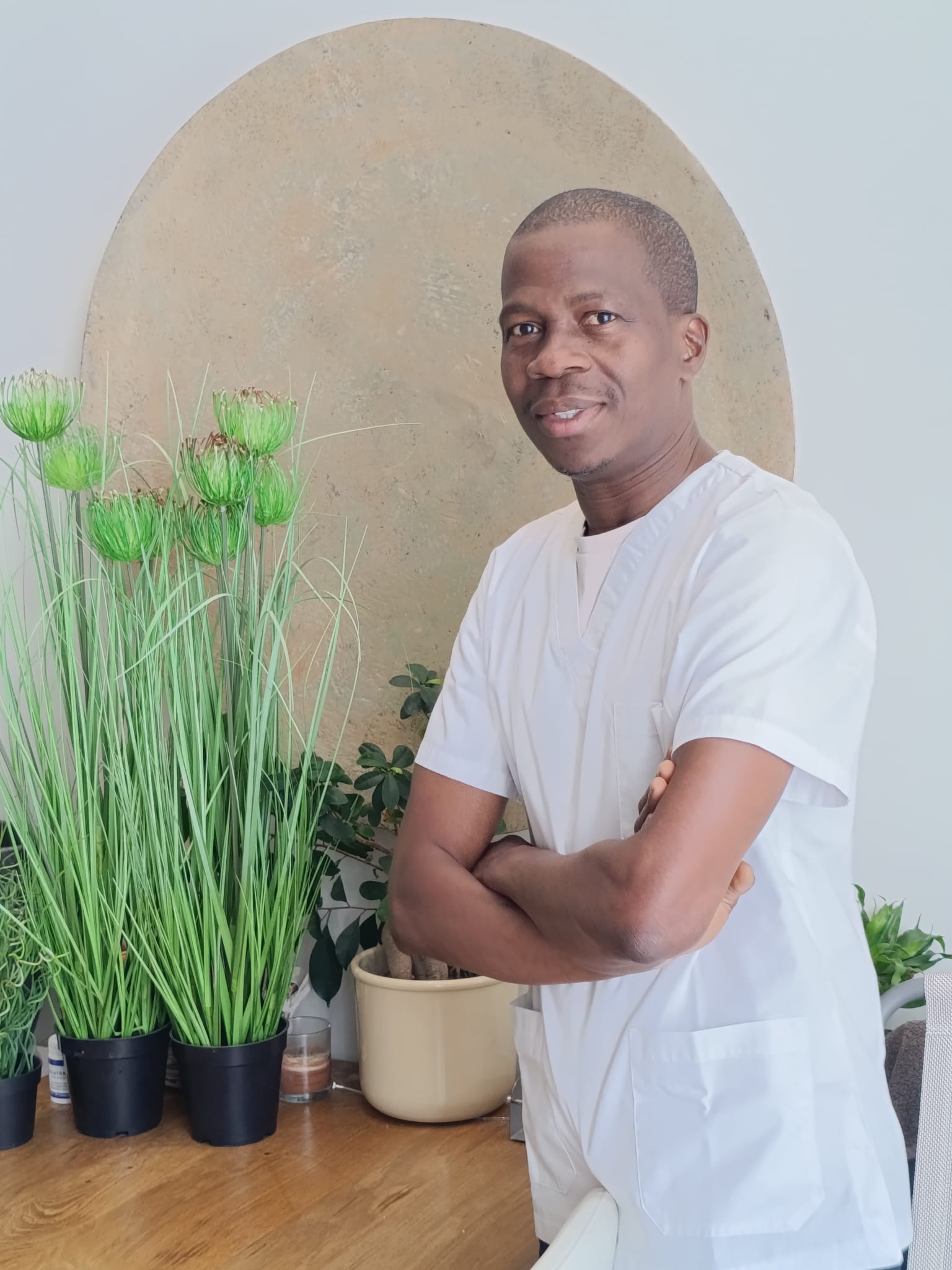 Koffi Rodrigue Amani in a professional reflexology setting